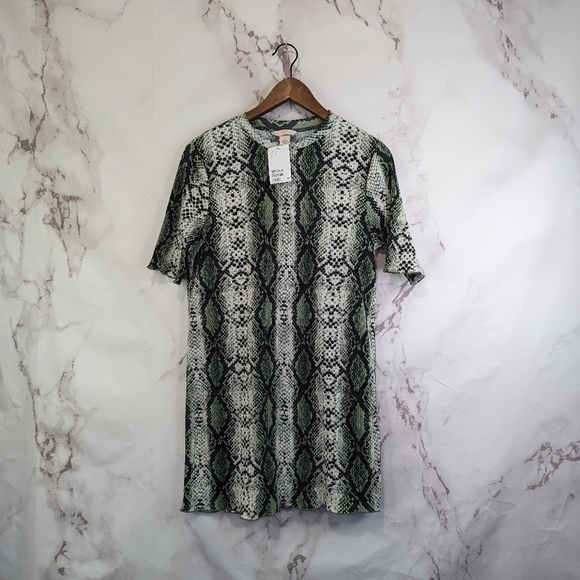 H&M Dress Womens Small Green Snake Print  Lettuce Hem Crew Neck Shift T Shirt - Picture 1 of 11